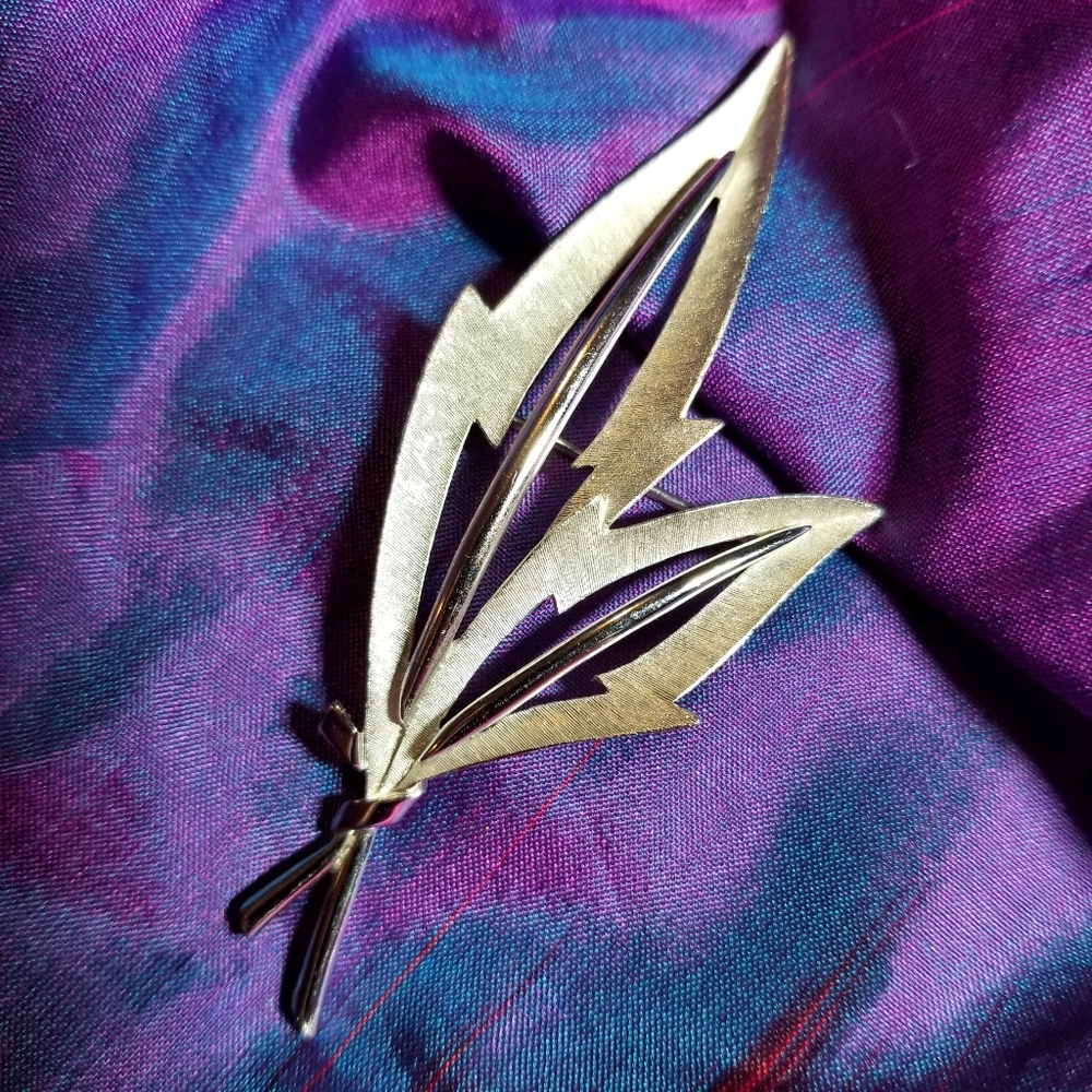 Vintage Crown Trifari leaf brooch silver tone pin autumn fall leaves